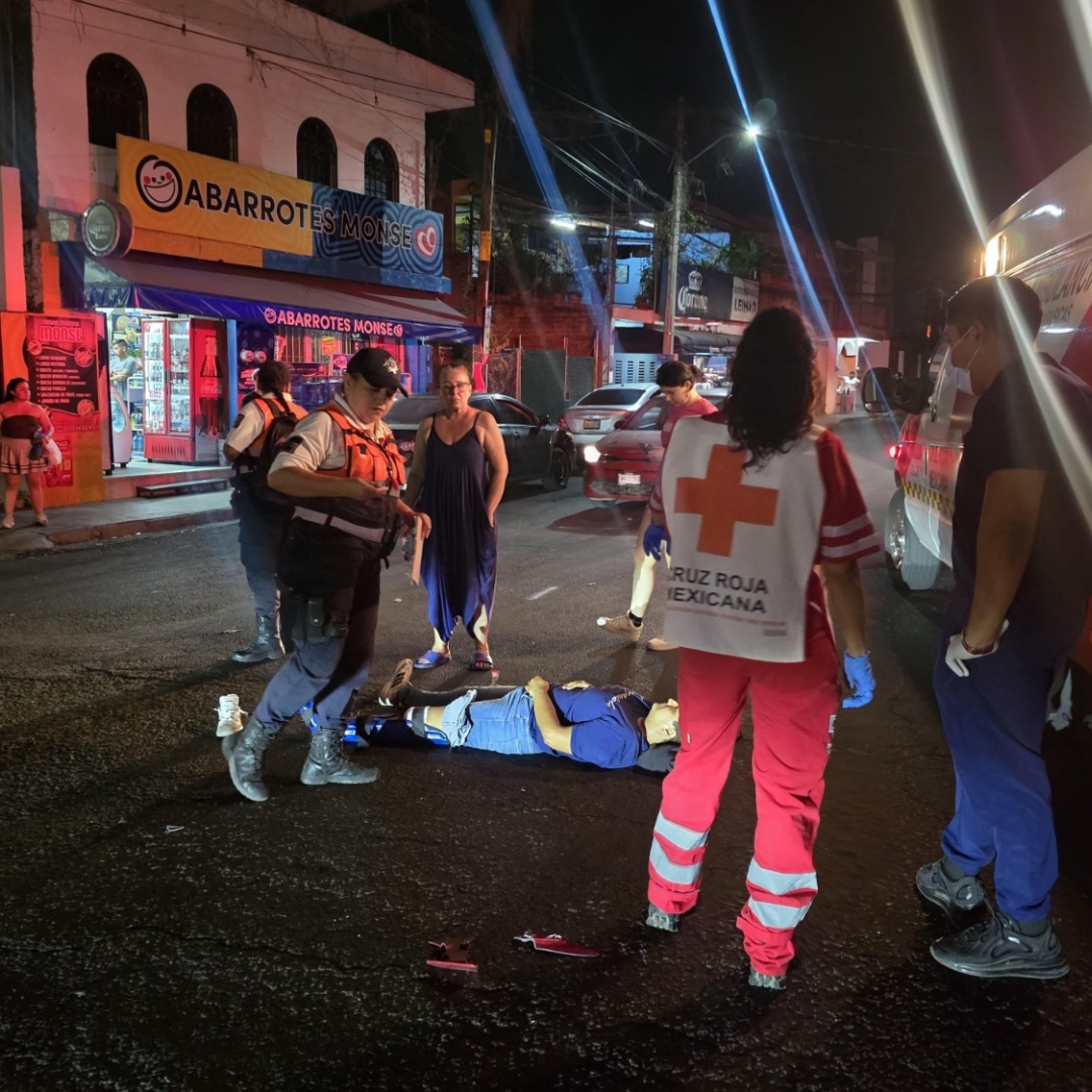 Paramédicos de Cruz Roja atienden a mujer lesionada tras accidente vial en la colonia Solidaridad, en VdeA 