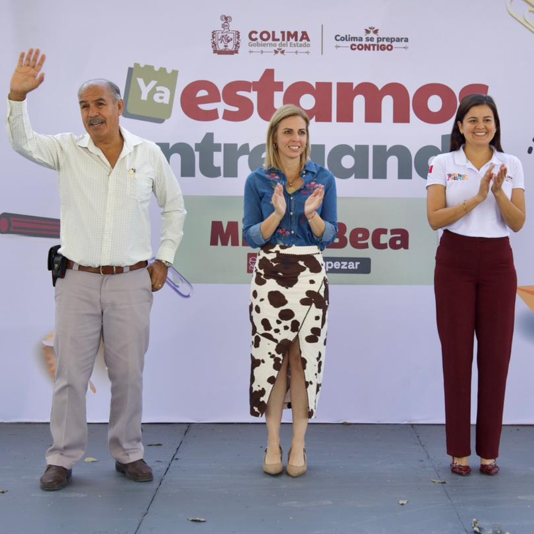 Estudiantes de Comala reciben tarjetas de Mi ColiBeca para Empezar que otorga el gobierno de Indira Vizcaíno