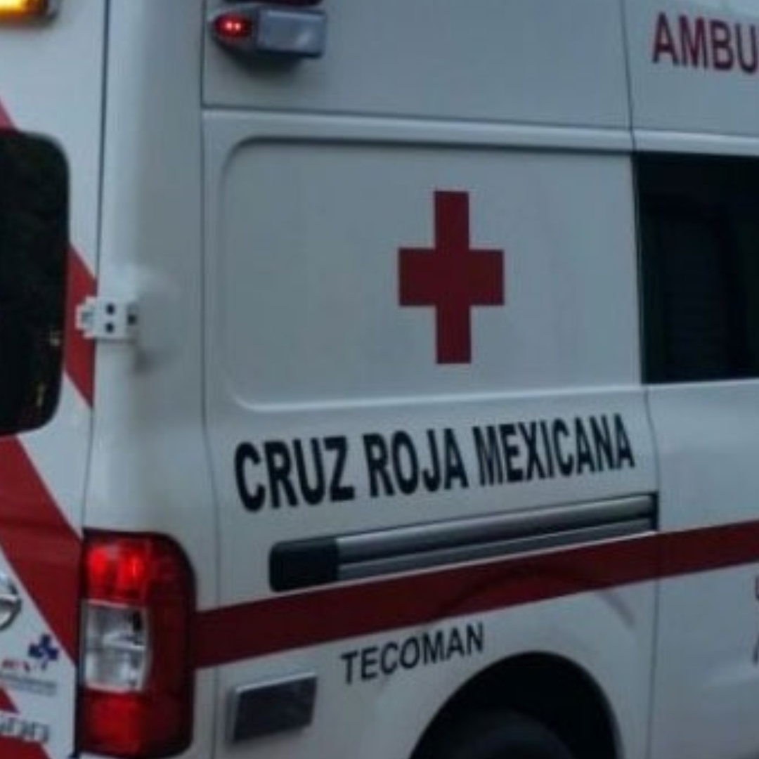 Dos mujeres lesionadas tras caída de costales de maíz en camión de carga en Tecomán