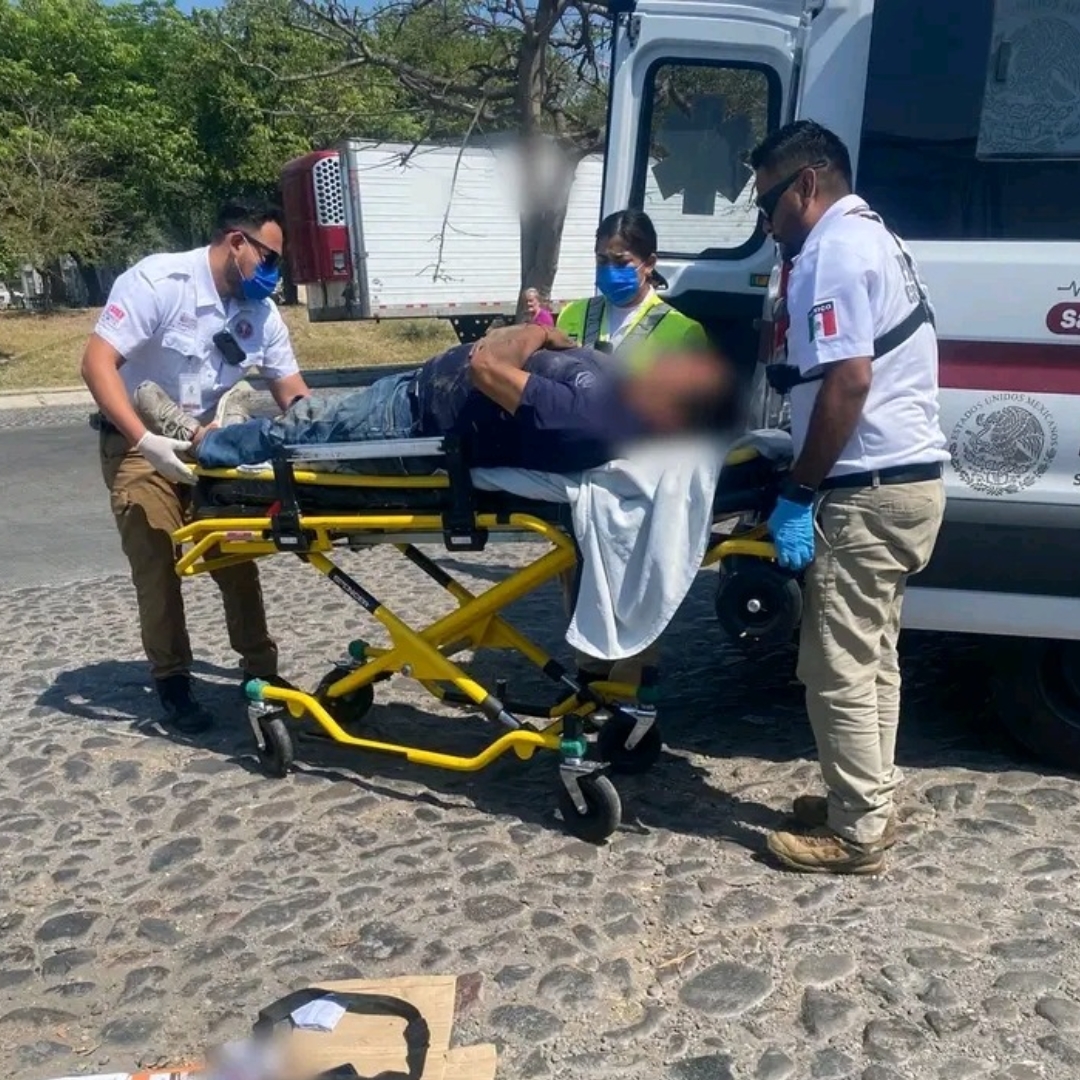 Brinda CRUM atención a un motociclista de 58 años tras accidente en Nuevo Milenio 