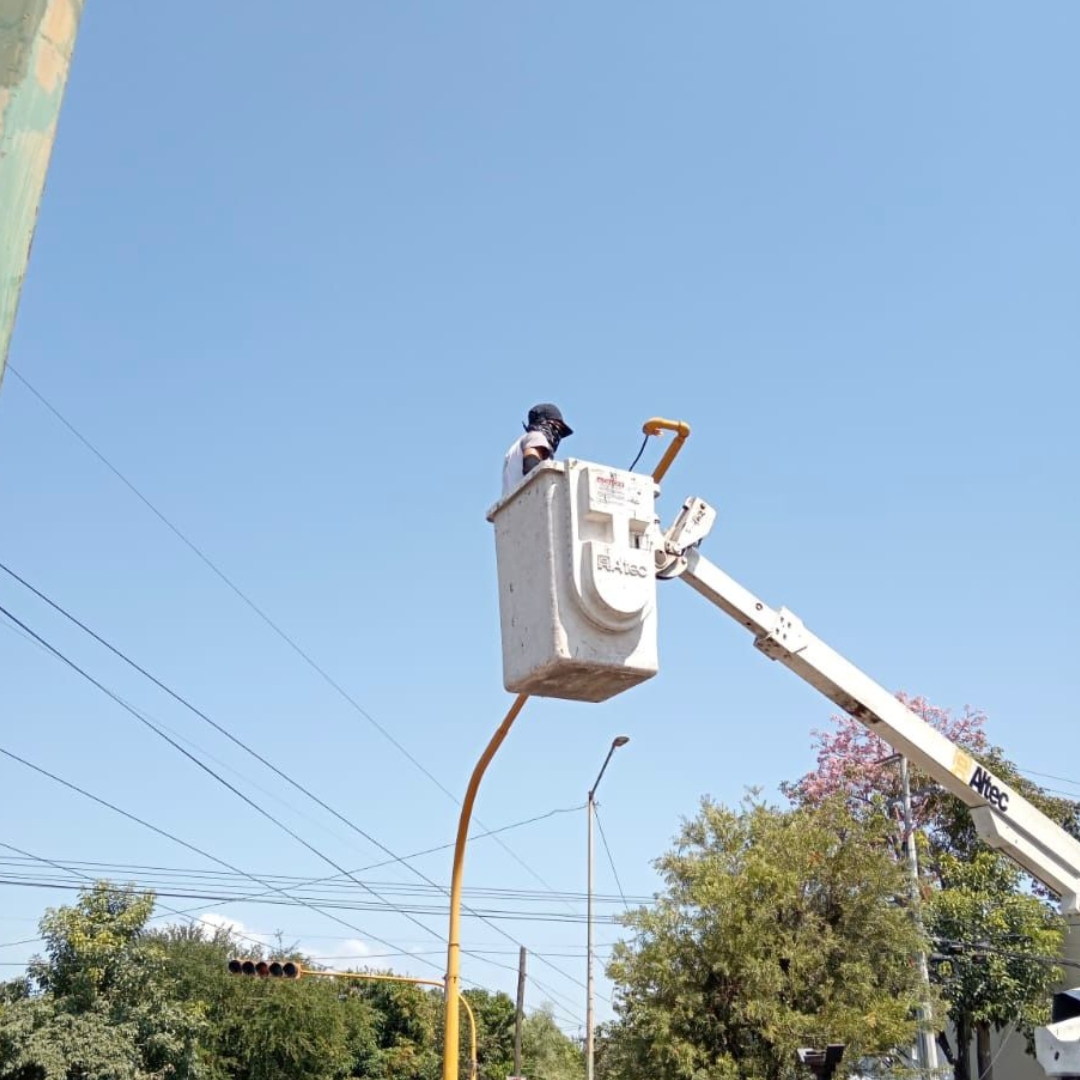 Inician trabajos de modernización de semáforos en Av. Gonzalo Sandoval