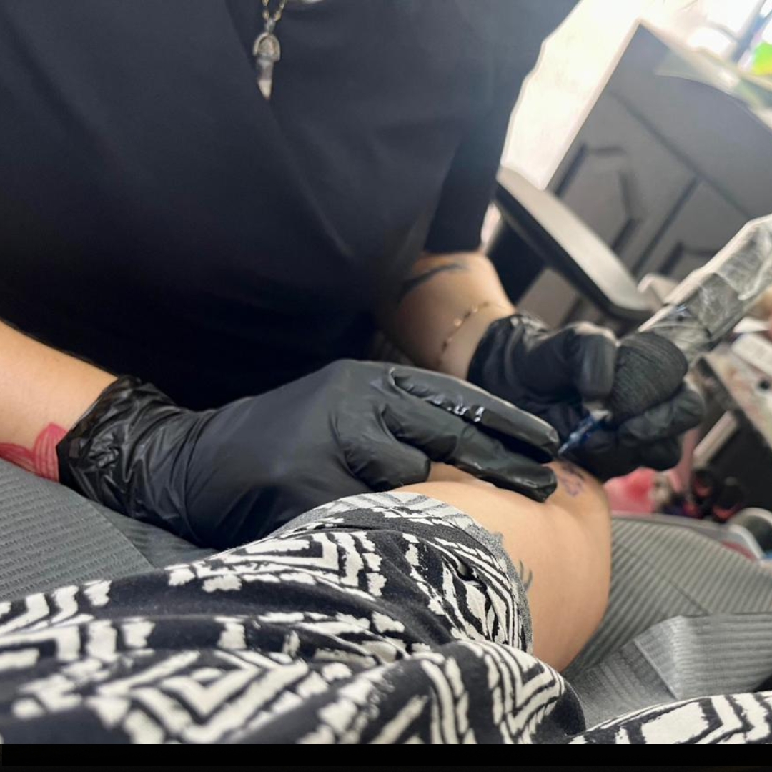 Para prevenir riesgos sanitarios, Salud Colima capacitará gratuitamente a quienes realizan tatuajes y perforaciones 