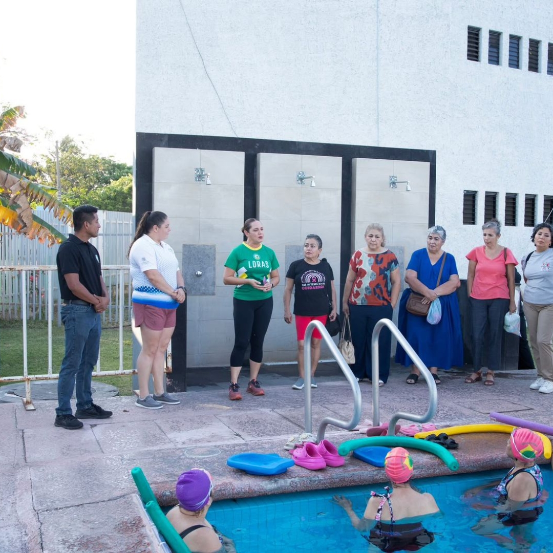 Presidenta del #VoluntariadoUdeC acompaña a mujeres del Carril Morado en la Alberca Olímpica Universitaria