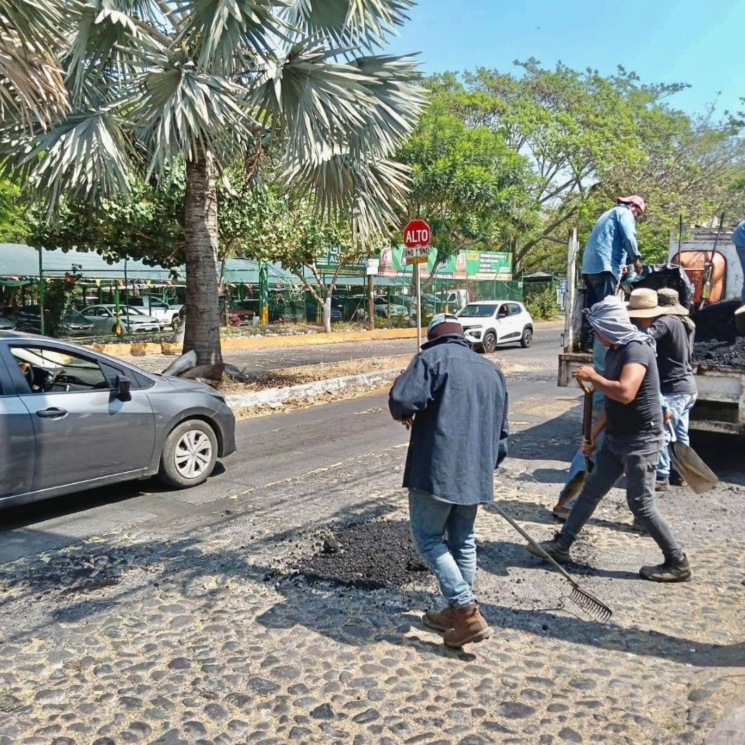 Gobierno de Riult Rivera realiza trabajos de bacheo en la Av. Venustiano Carranza para mejorar las vialidades.
