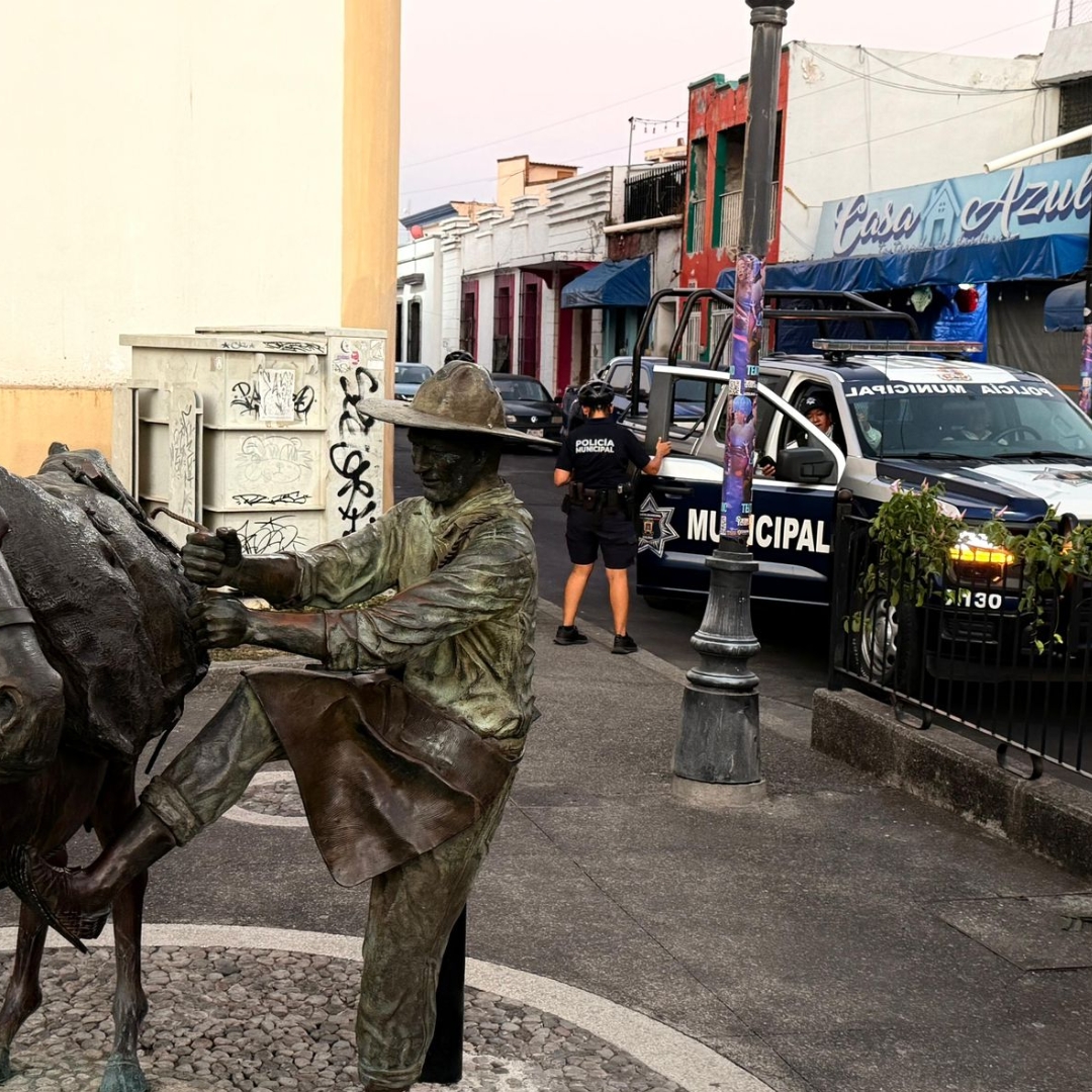 Ayuntamiento de Colima retira temporalmente Esculturas del Arriero y la Mula para su Restauración.