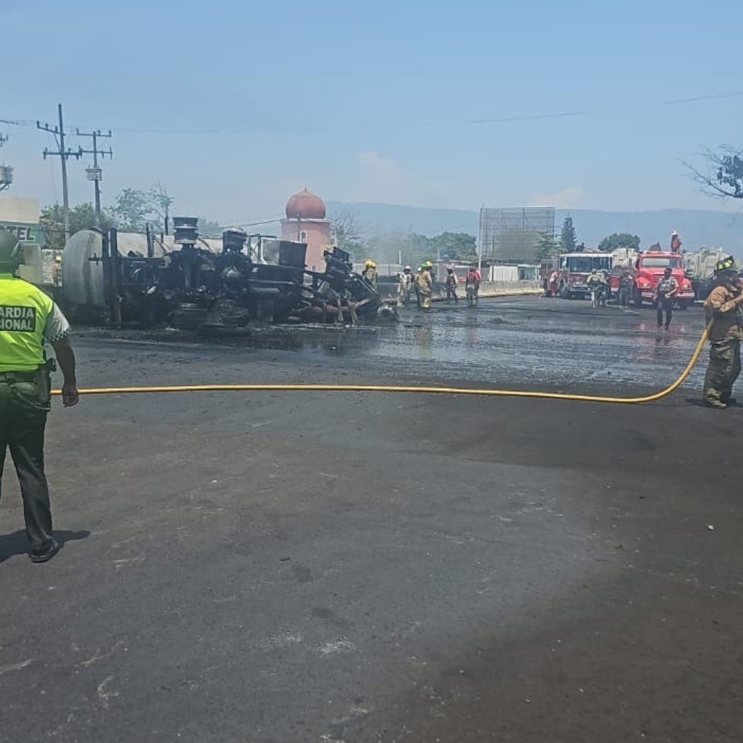 Controlan incendio tras volcadura de pipa en la autopista Armería–Tecomán