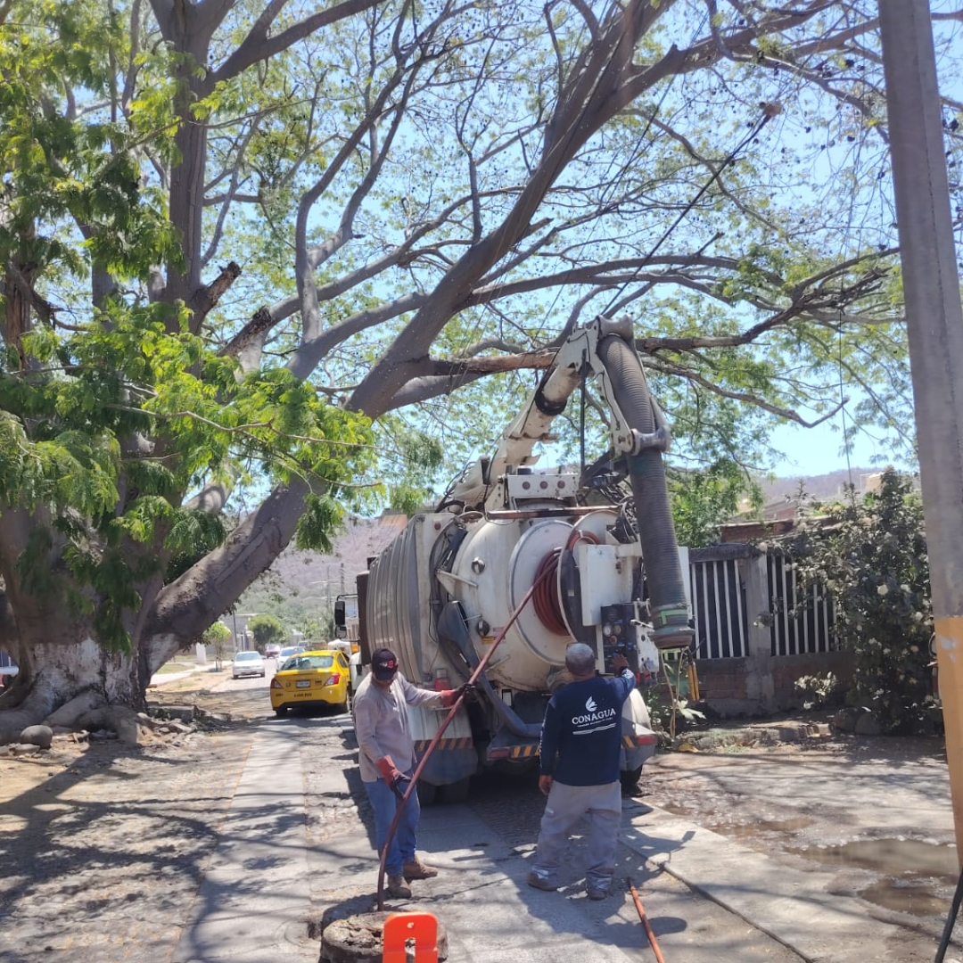 Conagua realiza trabajos preventivos de limpieza y desazolve en Tecomán